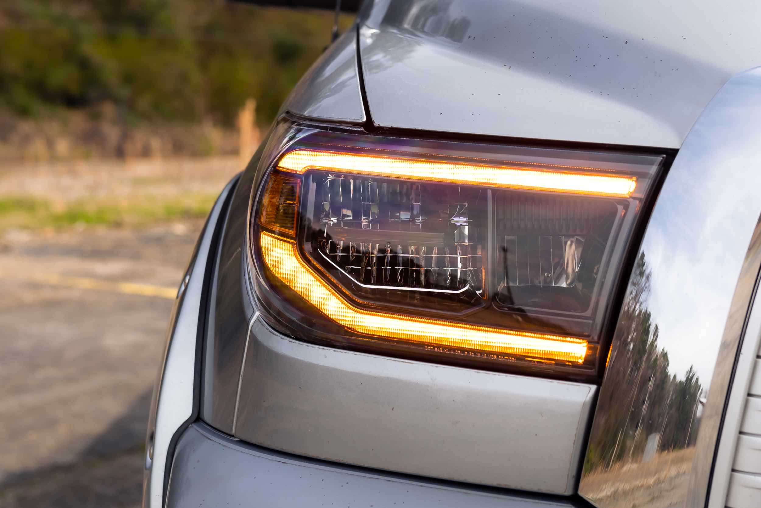 モンボ　 Morimoto Toyota Tundra (07-13) XB Amber LED Headlights